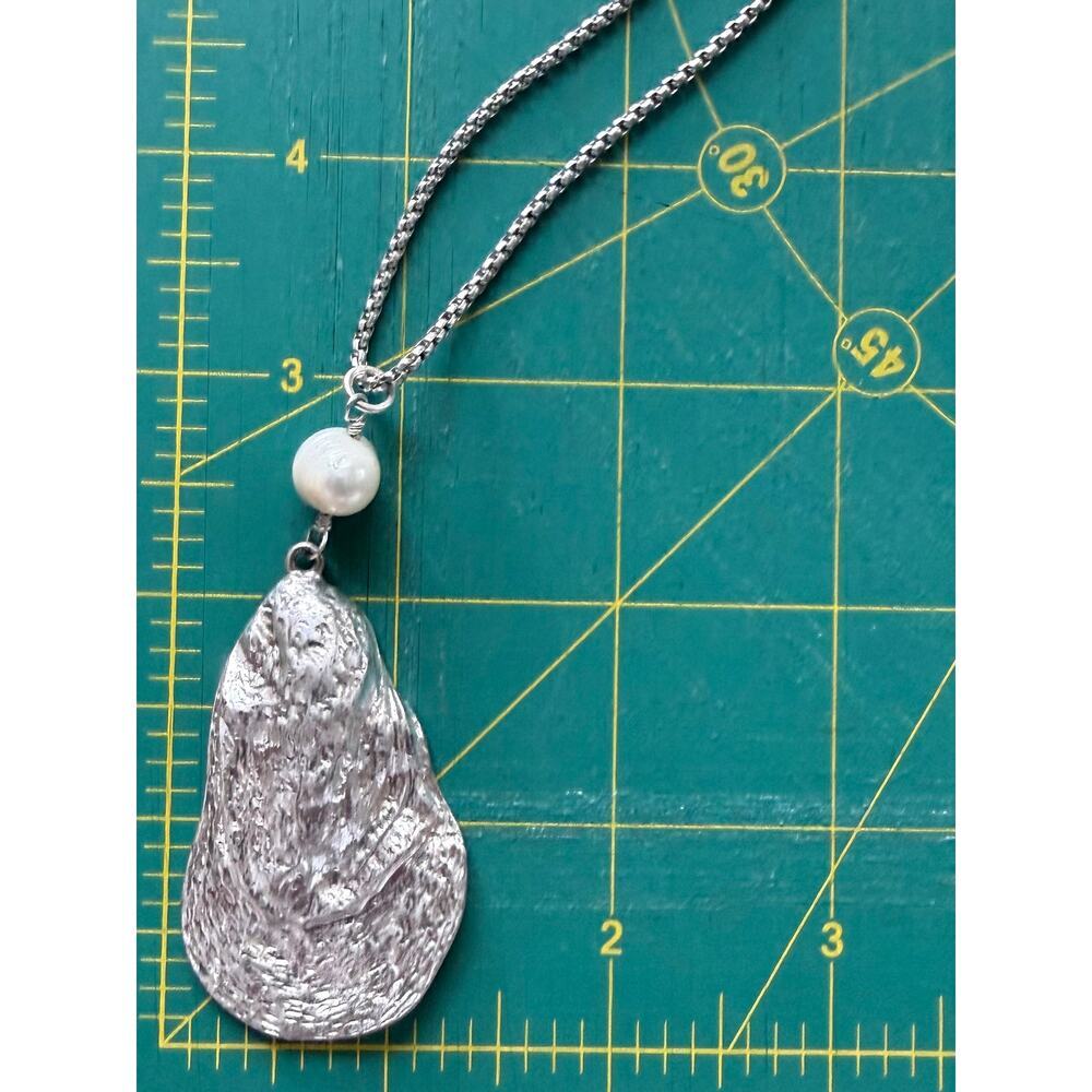 Silver Tone Oyster Shell Pendant Long Necklace Box Chain Faux Pearl Beach - Picture 4 of 4